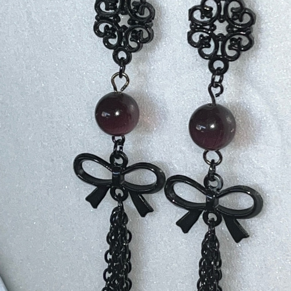 Handmade intricate and elegant purple and black dangle earrings - Picture 3 of 4